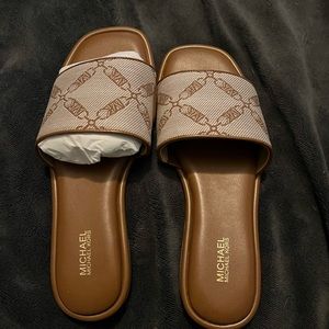 Michael Kors Brown flat sandal.  Brand new. Size 8